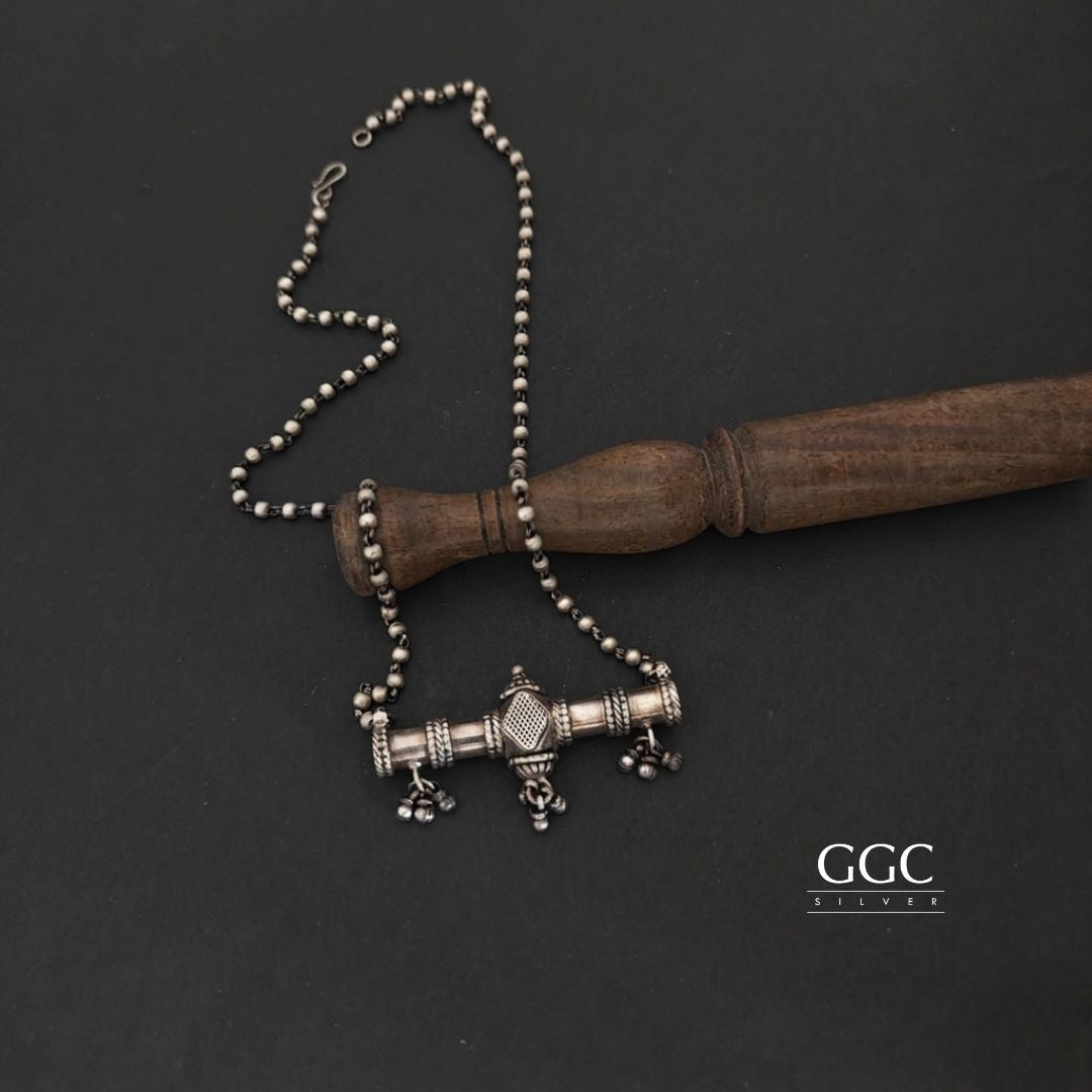Modern pendant necklaces