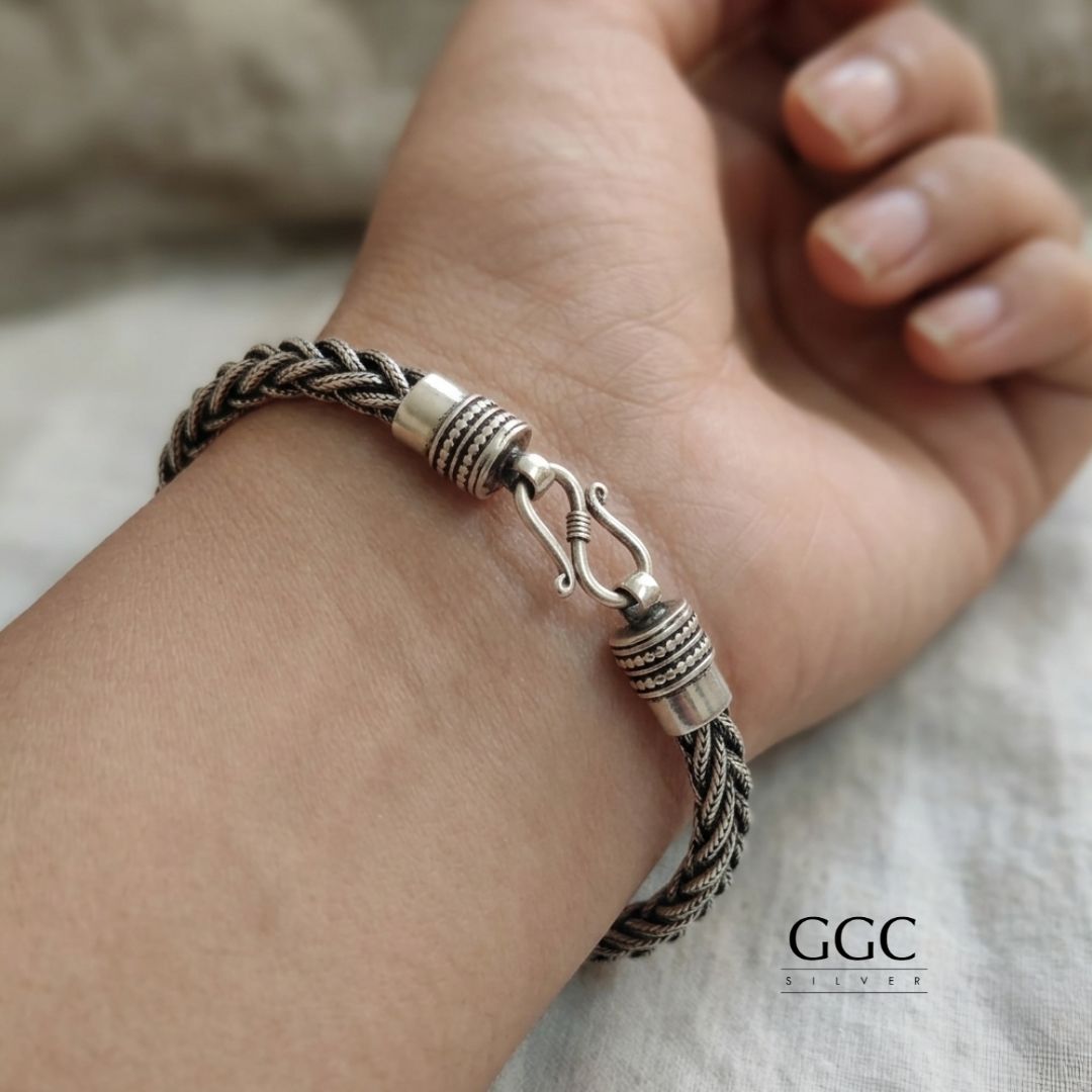 Twisted unisex bracelet