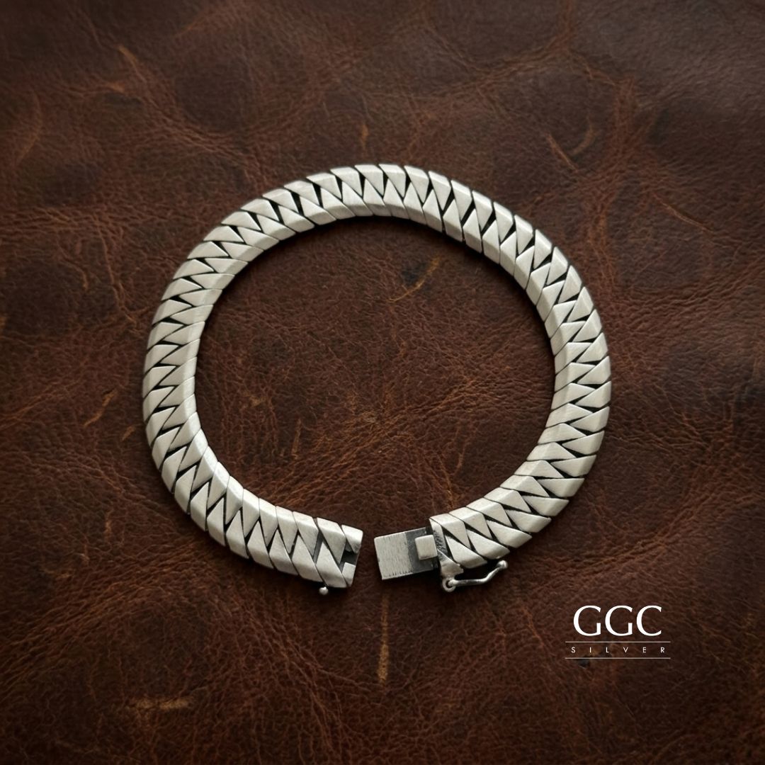 Matte finished men's bracelet