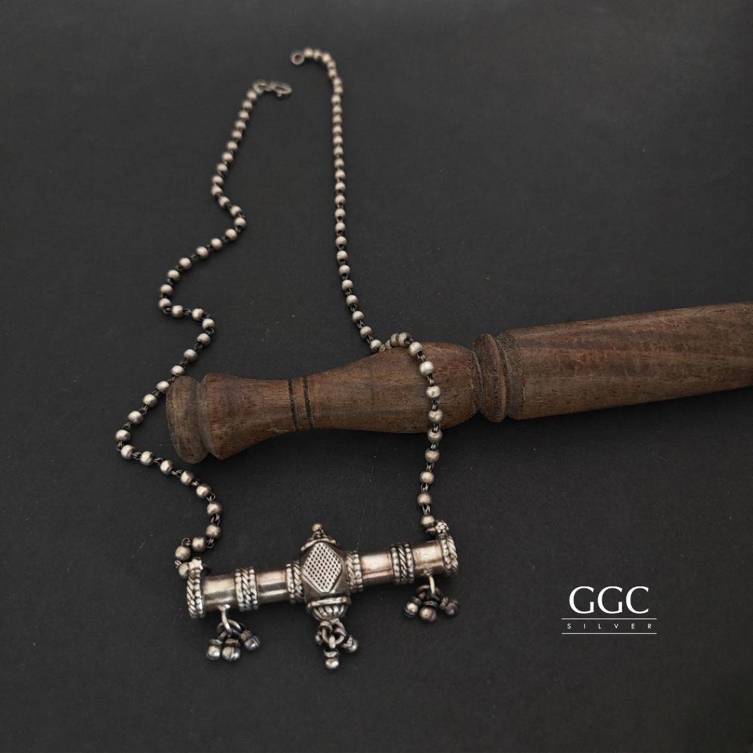 Modern pendant necklaces