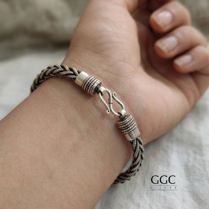 Twisted unisex bracelet