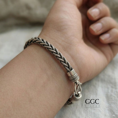 Twisted unisex bracelet